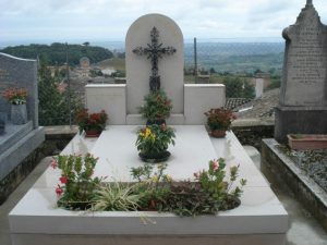 fleurs dans un vase dans un cimetiere