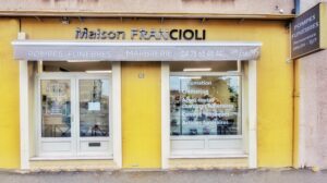 fleurs dans un vase dans un cimetiere