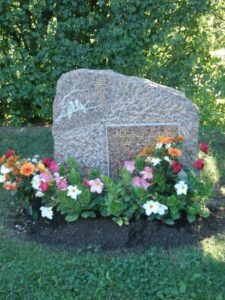 pierre tombale avec fleurs