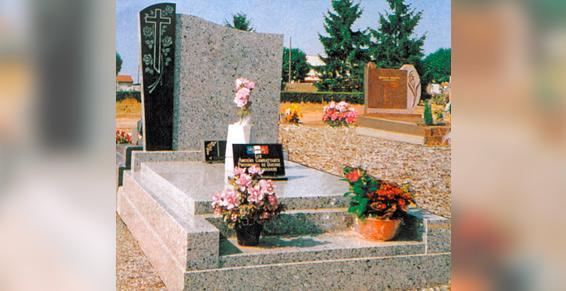 cimetiere avec plaques et fleurs